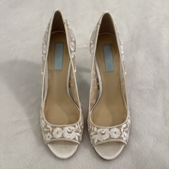 Betsey Johnson Adley Embroidered Evening Bridal Wedding Pumps Size 7.5 Ivory - Picture 10 of 16